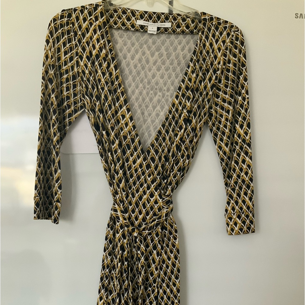 DVF Diane Von Furstenburg New Julian Two, size 6, Authentic, Like New